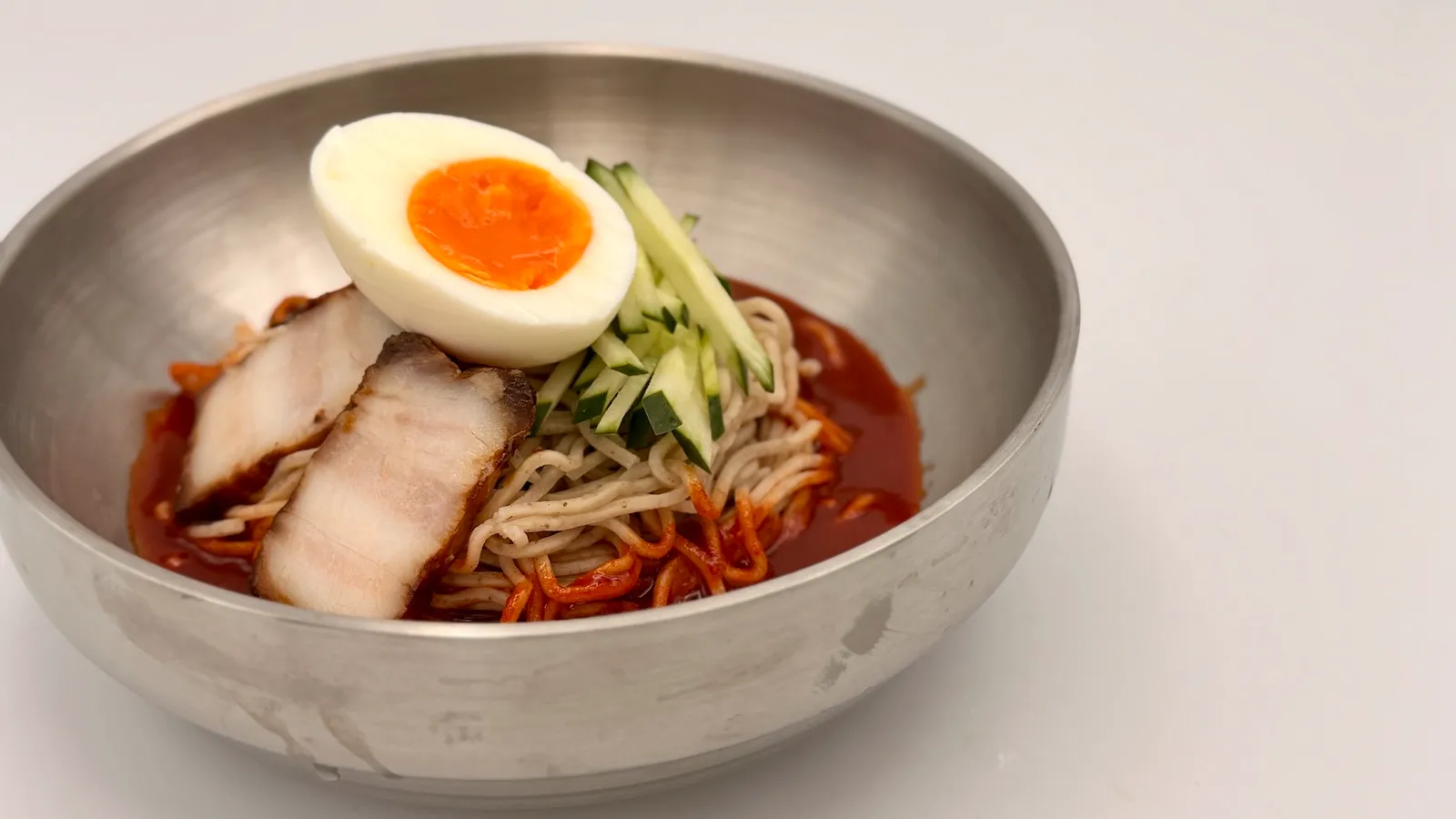 コチュジャンの甘辛だれを絡めた韓国の混ぜ麺「ピビン麺」を器に盛った様子