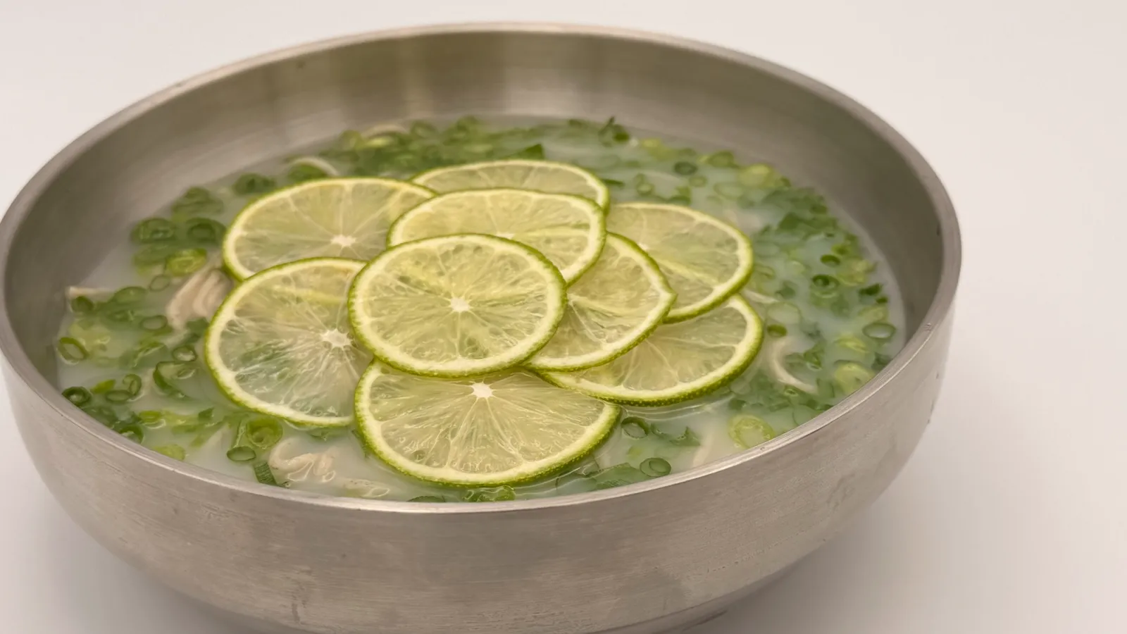 すだちやライムなどの柑橘スライスをのせた冷たい「柑橘冷麺」を器に盛った様子